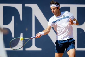Tomás Etcheverry da su primer golpe en Kitzbuhel