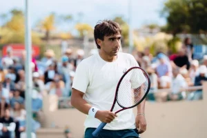 Daniel Mérida juega un tenis descomunal y se agiganta en Umag