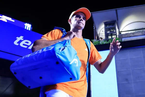 Cambio de rumbo en Wimbledon: Mochizuki remontó y eliminó a Rafa Jódar