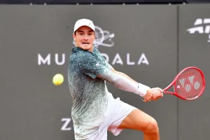 Safiullin encontró la fórmula perfecta para apagar a Fonseca en Wimbledon