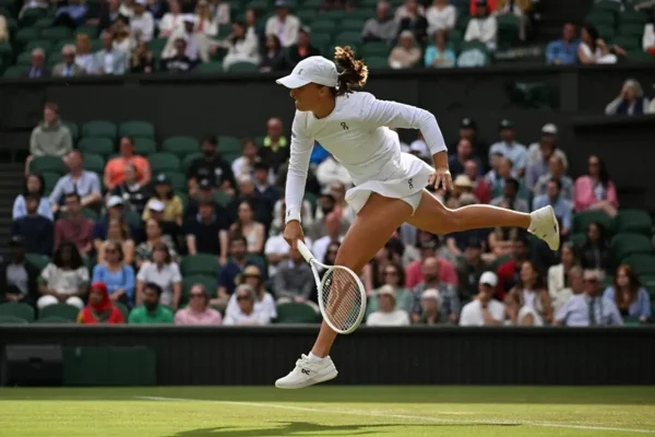 Swiatek pasa por encima de una ex número uno y lanza un serio aviso en Wimbledon