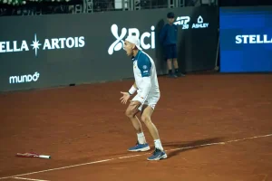 Debut de riesgo: Tabilo evita la sorpresa en Bastad