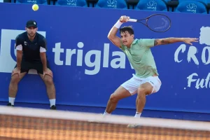 Ugo Carabelli saca pecho y derriba a un durísimo Carreño en Umag