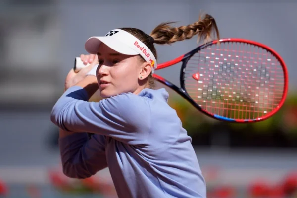 Rybakina vence la resistencia de Kasatkina y avanza en Toronto