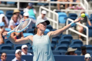 Debut de campeona: Swiatek arrasa con Arango en Cincinnati