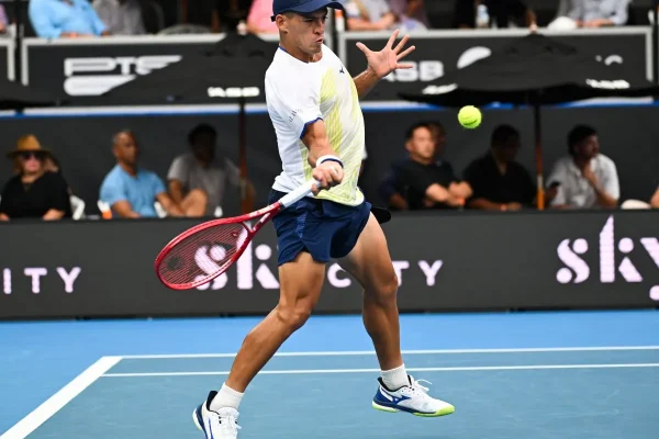 Báez se cobra revancha ante Harris y alcanza la final en Cancún