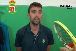Carlos Salas como encargado de los pisteros en el ITF Santander: “Nos llena de orgullo cuando valoran nuestro trabajo, sobre todo con un clima tan difícil”