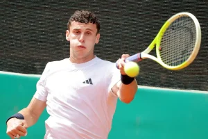 Cerúndolo convierte el duelo argentino en un monólogo antes del retiro de Báez