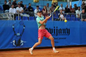 Jan Kumstat sorprende con una remontada y levanta el título en Praga