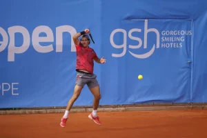 Facundo Mena sobrevive a una batalla brutal y se mete en la final de Augsburgo
