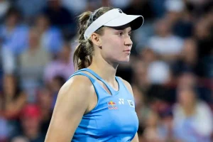 Elena Rybakina saca adelante un duro partido en Toronto