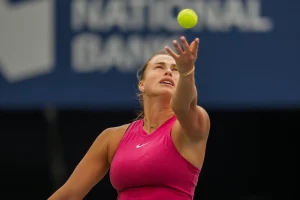 Sin deslumbrar, Sabalenka supera la primera prueba en Toronto