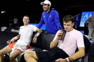 El dúo dinamita: Alcaraz y Mensik alivian la jornada de los europeos en la Laver Cup
