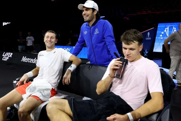 El dúo dinamita: Alcaraz y Mensik alivian la jornada de los europeos en la Laver Cup