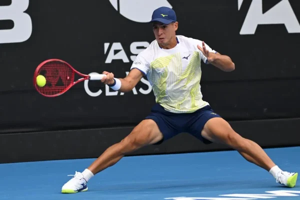 Un letal Brooksby alarga la mala racha de Sebastián Báez y lo despide a las primeras de cambio en Chengdú