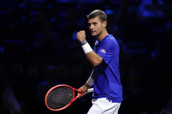 Cobolli y Mensik extienden la diferencia para el equipo europeo en la Laver Cup