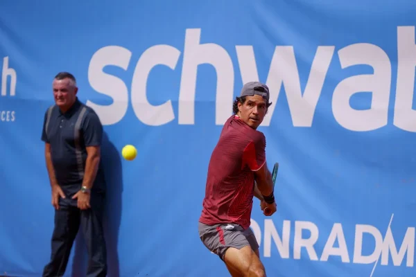 Mena firma una semana perfecta y levanta su quinto título Challenger en Porto