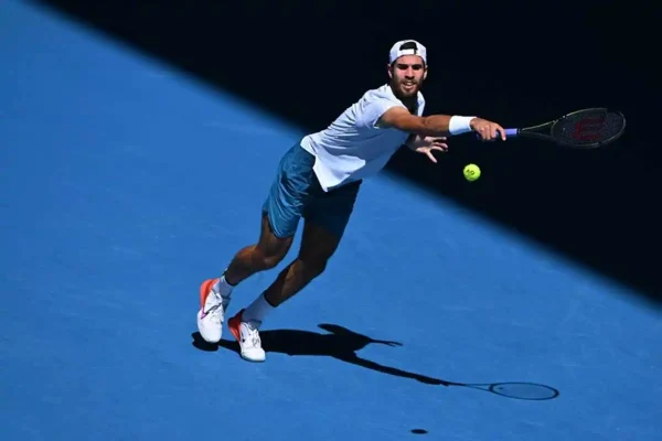 Karen Khachanov aprovecha el retiro de Blockx y avanza a semifinales en el US Open