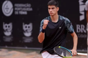 Mikrut administra la tensión y firma una consagración de jerarquía en Génova