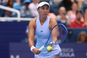 Pegula domestica un partido indócil y prolonga su travesía en el US Open