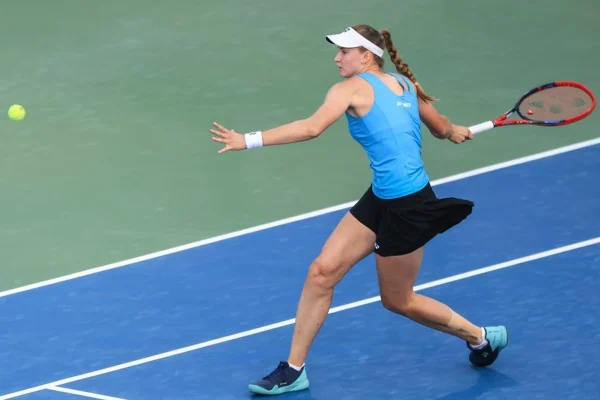 La cima del ranking cada vez más cerca: Rybakina continúa su marcha en Nueva York