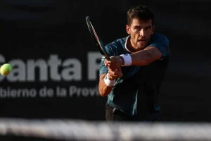 Nikolas Sánchez Izquierdo firma el título en Szczecin