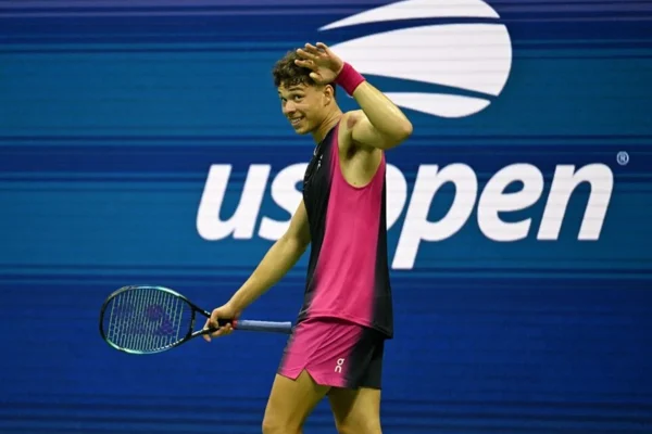 Shelton doma una noche de turbulencias en el mítico Arthur Ashe