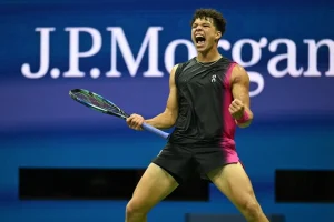 Una exhibición de poder: Shelton aplasta a Tsitsipas y se mete entre los ocho mejores del US Open