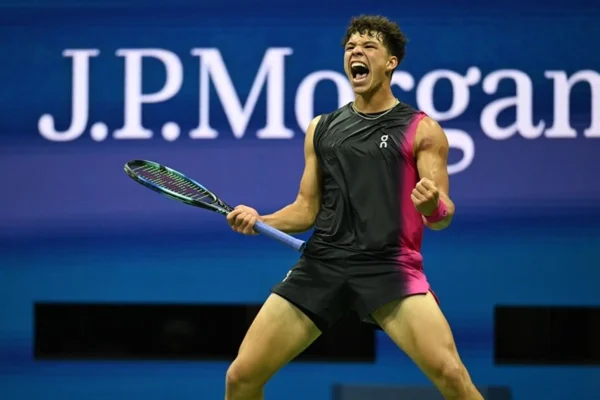 Una exhibición de poder: Shelton aplasta a Tsitsipas y se mete entre los ocho mejores del US Open
