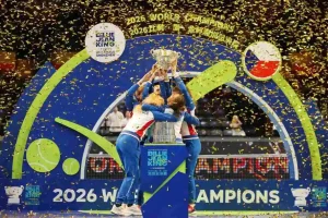 Strykova: “Levantar el trofeo como jugadora y como capitana significa mucho para mí”