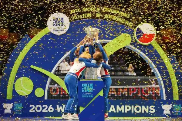 Strykova: “Levantar el trofeo como jugadora y como capitana significa mucho para mí”