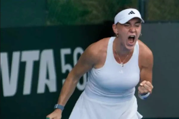 Maria Timofeeva completa una gran semana en Porto y levanta el trofeo