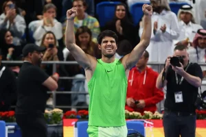 Carlos Alcaraz revalida el título en el ATP Tokio, mientras Sinner confirma su mala noticia