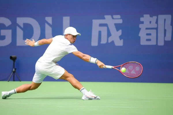 Fin de la mala racha: Báez da vuelta el partido y avanza en Shanghai