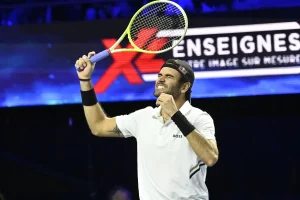 Lágrimas en Viena: Cobolli se retira y Berrettini avanza a cuartos