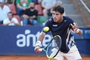 Un Vallejo desatado desmonta la muralla de Berrettini y vuela a cuartos