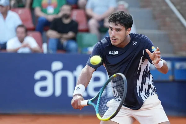 Un Vallejo desatado desmonta la muralla de Berrettini y vuela a cuartos
