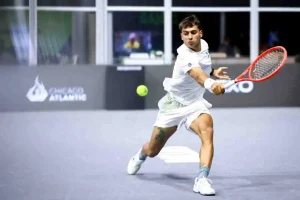 Cobolli sufre una distensión muscular pero no descarta jugar en París