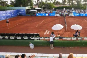 ¿Cómo son los alojamientos de los tenistas en muchos de los torneos que participan?