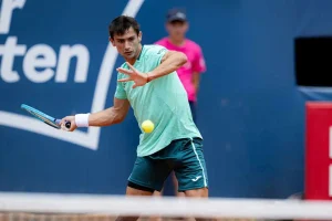 Mariano Navone pelea, pero cae con la frente en alto en Bruselas