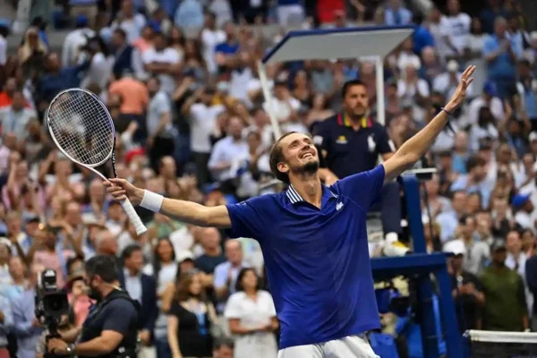 Daniil Medvedev remonta y se lleva la corona una vez más en Almaty