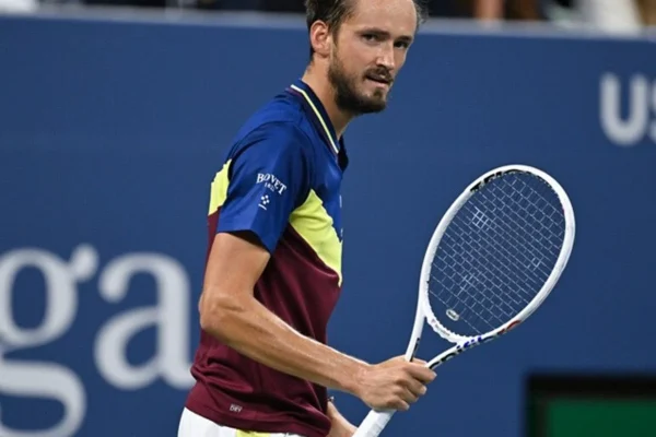 Medvedev metaboliza el tropiezo, recompone su juego y escala a semifinales en Shanghái