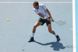 Clásico con dueño: Medvedev da una lección ante Tsitsipas y sigue firme en China