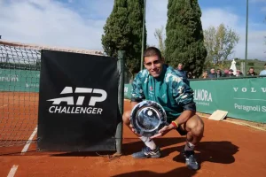 Filippo Romano levanta la corona en Florencia tras una dura final