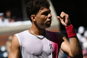 Shelton apaga los focos de alarma y encuentra certezas en Shanghái