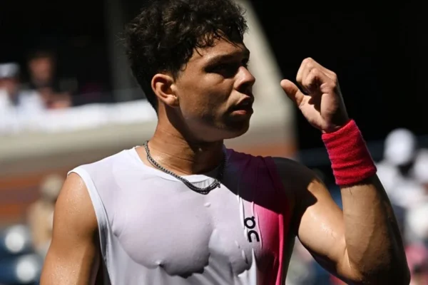 Shelton apaga los focos de alarma y encuentra certezas en Shanghái
