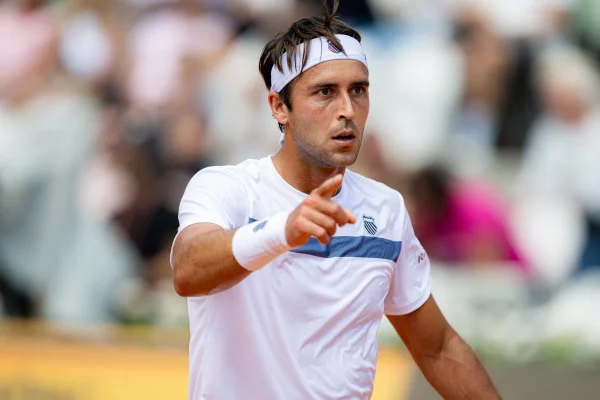 La metamorfosis de Tsitsipas dejó a Etcheverry sin antídotos en la capital nipona