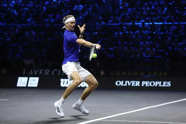 Zverev sufrió hasta el final, pero encontró la salida en Shanghái