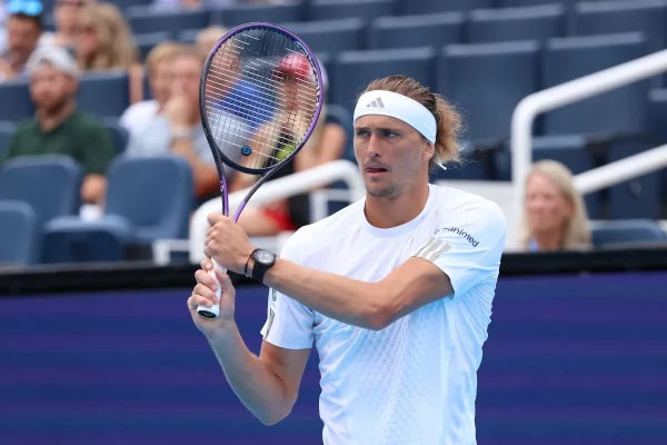 Zverev sufre ante Halys, pero se clasifica para los octavos de final de Shanghai